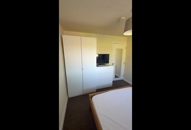 Double Room Horley  Town Centre  Main Photo