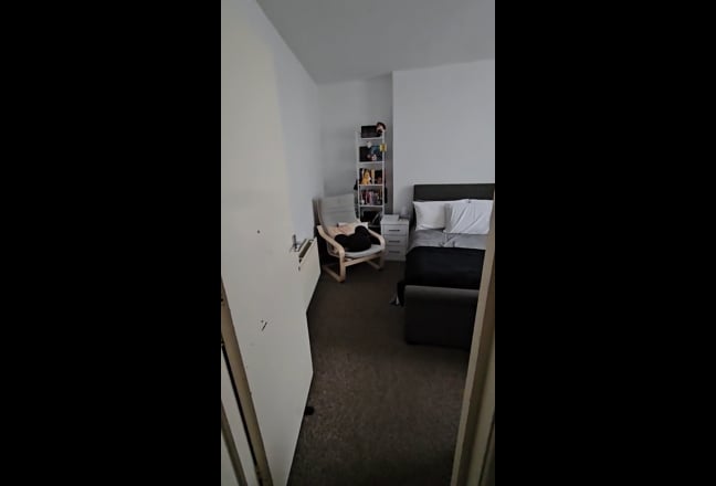 Bright double room in a quiet shared home Main Photo