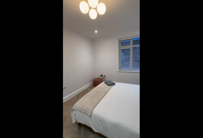 Ensuite + double room | 7 min Lizzy Line Main Photo