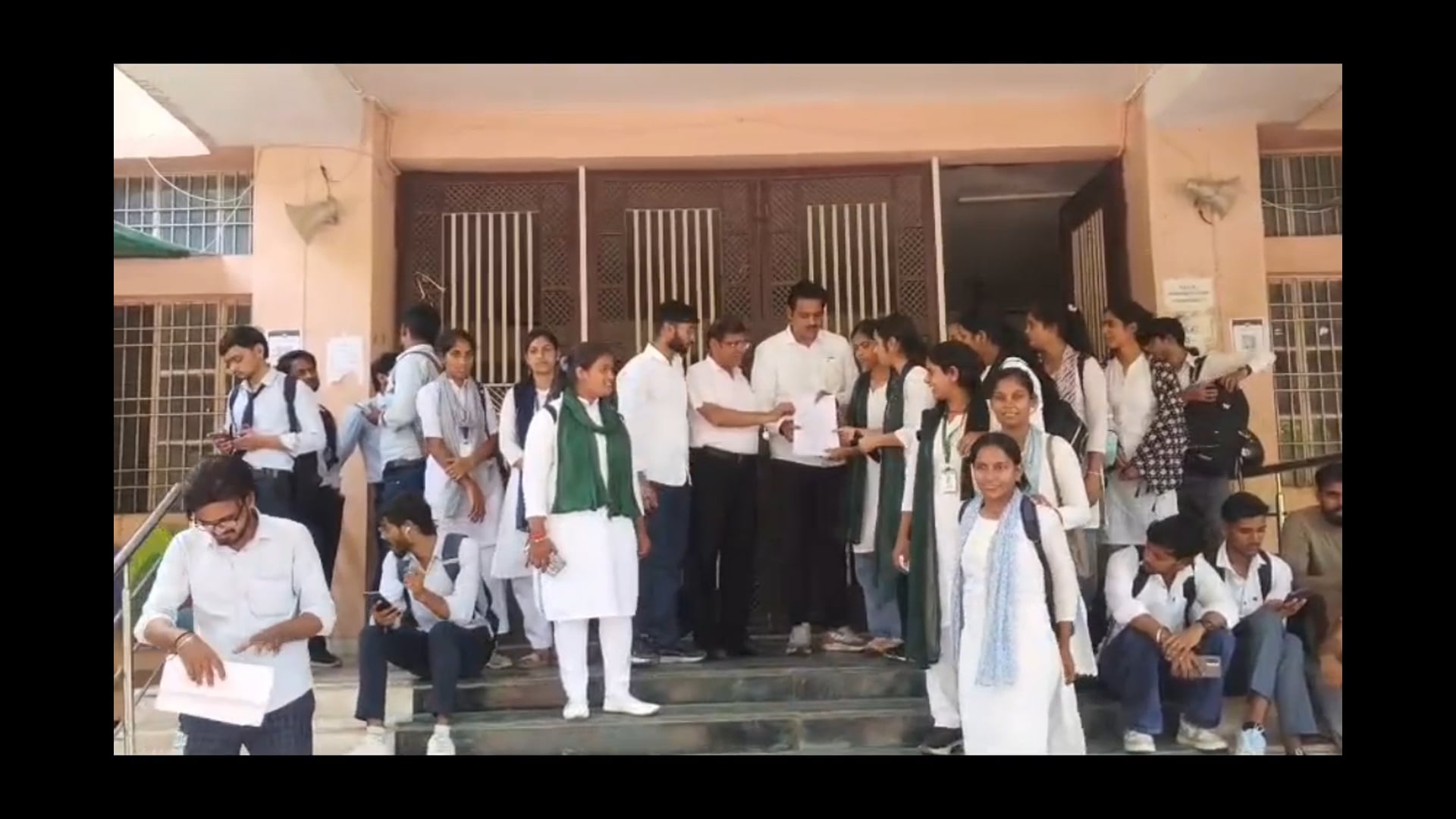 *BSA कॉलेज में छात्रा से कथित छेड़छाड़ के विरोध में LYJP का प्रदर्शन* 
