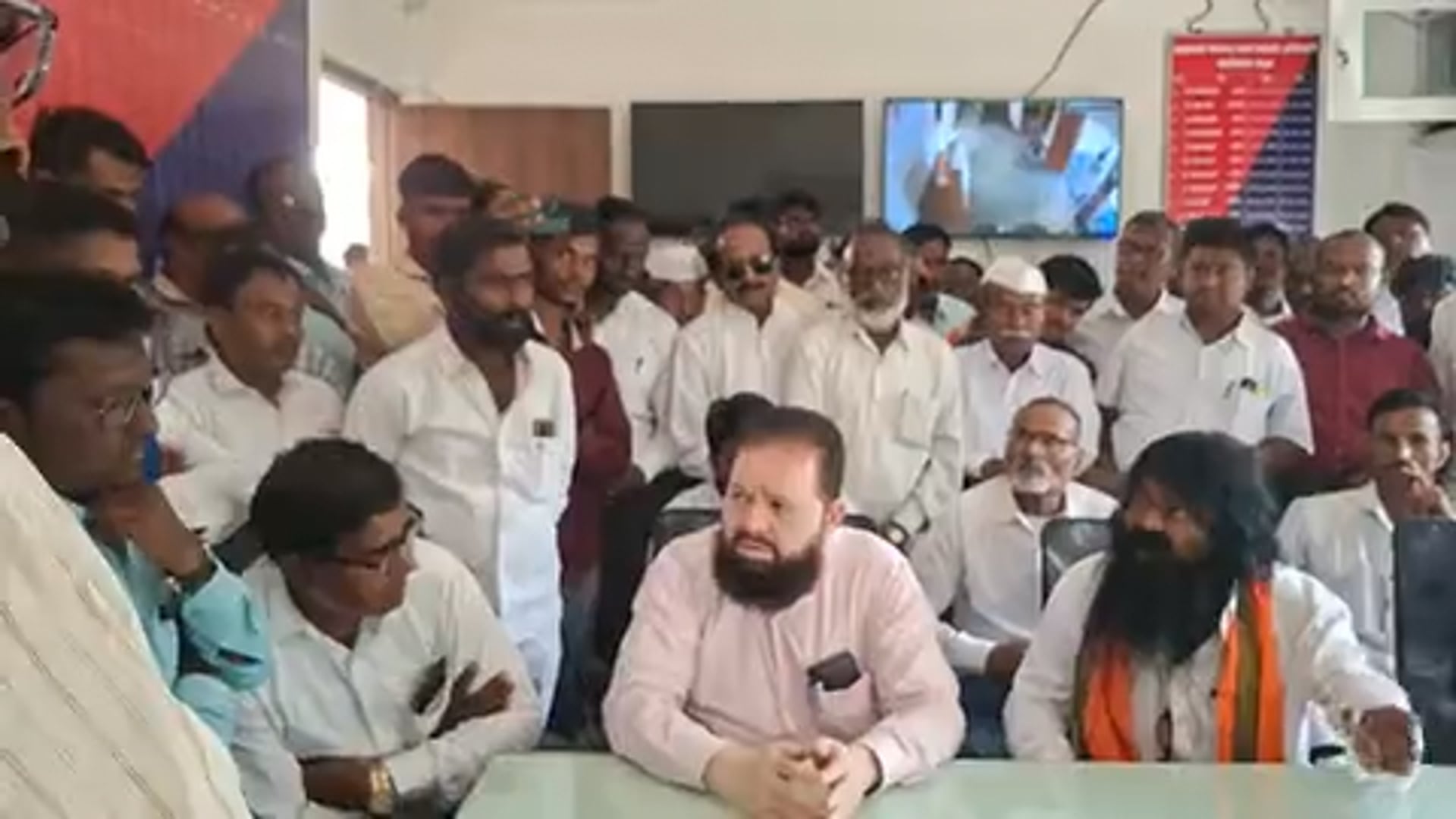 पोलिसांवर नक्की कोणाचा दबाव?
