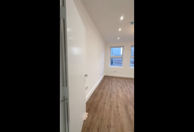 Large Modern Studio Flat - Commercial Rd E1 Main Photo