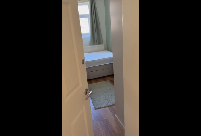 Single Room in 5 bed 2 bath all female house  Main Photo