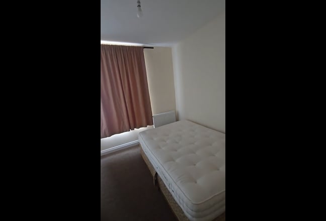 1 room available in a 2bedroom flat Main Photo