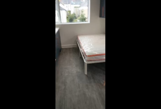 Newly Refurbished Studio Flat one weeks Rent Free! Main Photo