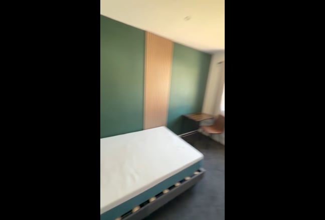1 Room for rent in 6 bedroom house  Main Photo