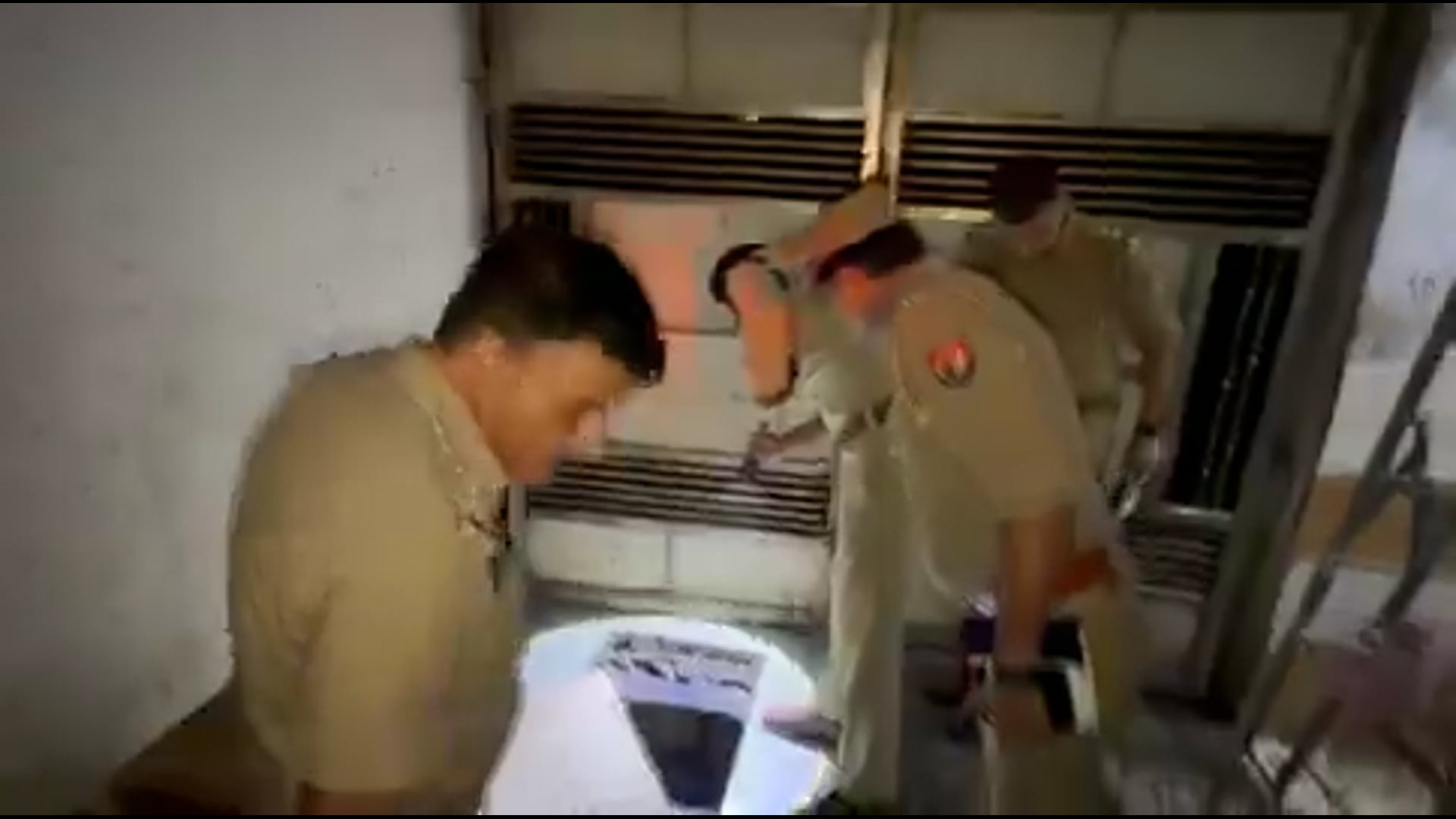 मथुरा : चैतन्य विहार सेक्टर-2 स्थित संस्कृत गुरुकुल में पानी के टैंक की सफाई के लिए उतरे 4 छात्रों की जहरीली गैस से दम घुटने की वजह से मौत हो गयी। 

बताया जा रहा है कि एक छात्र टैंक की सफाई करते हुए नीचे फंस गया, जिसके बाद बचाने उतरे सभी 3 छात्र भी जहरीली गैस के चपेट में आ गए।