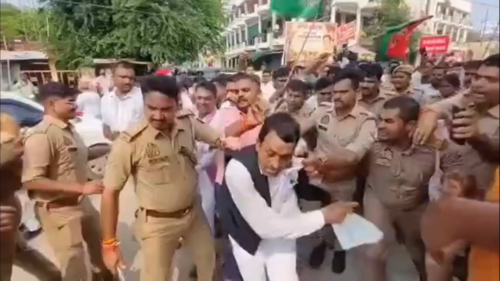 प्रतापगढ़ में पुतला फूंकने को लेकर पुलिस-सपाइयों में धक्का-मुक्की, कई कार्यकर्ता हिरासत में#latest_news 