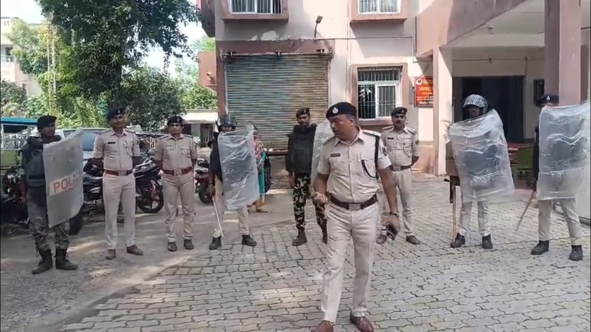 दुर्गा पूजा की तैयारी को लेकर मॉक ड्रिल करती अमरपुर पुलिस।