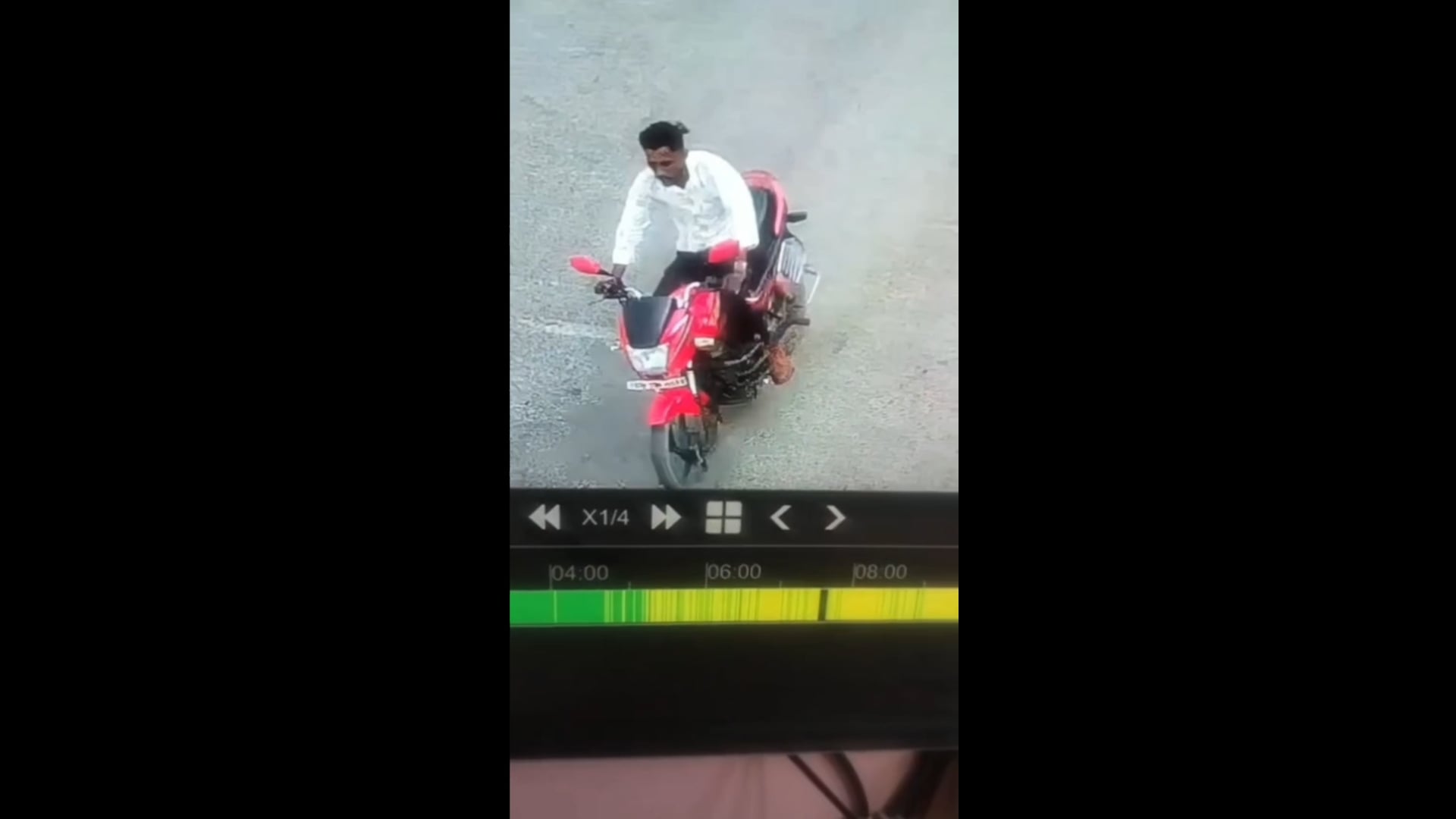 केवाईसी करने बैंक पहुंचे युवक की बाइक चोरी, सीसीटीवी में कैद हुआ वारदात।