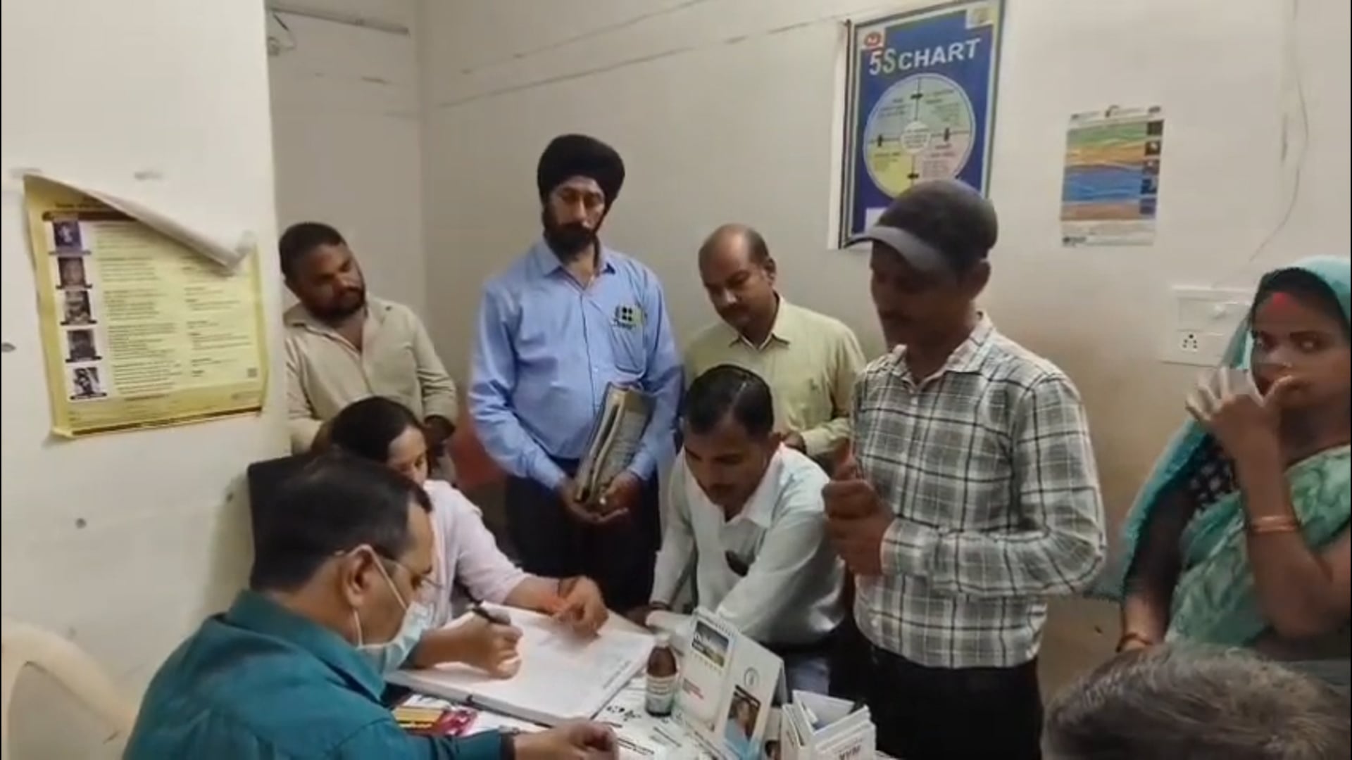 अमेठी सामुदायिक स्वास्थ्य केंद्र पर मरीजों की नहीं  MRO की लगी लाइन पूरा मामला अमेठी सामुदायिक स्वास्थ्य केंद्र का है।