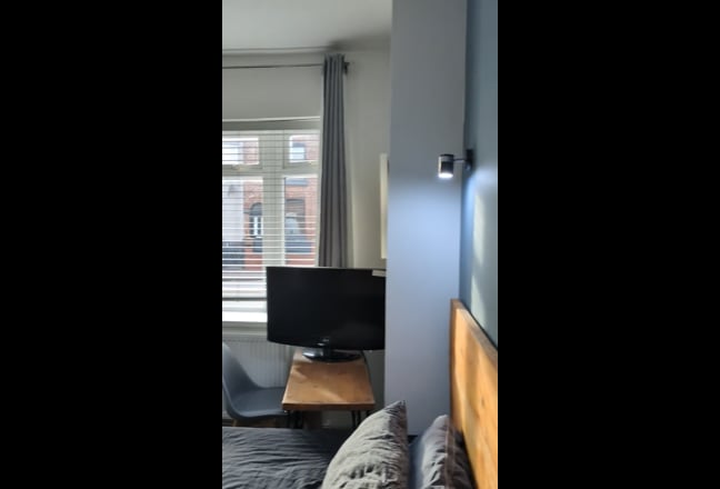 Spacious beautiful double  room available August  Main Photo