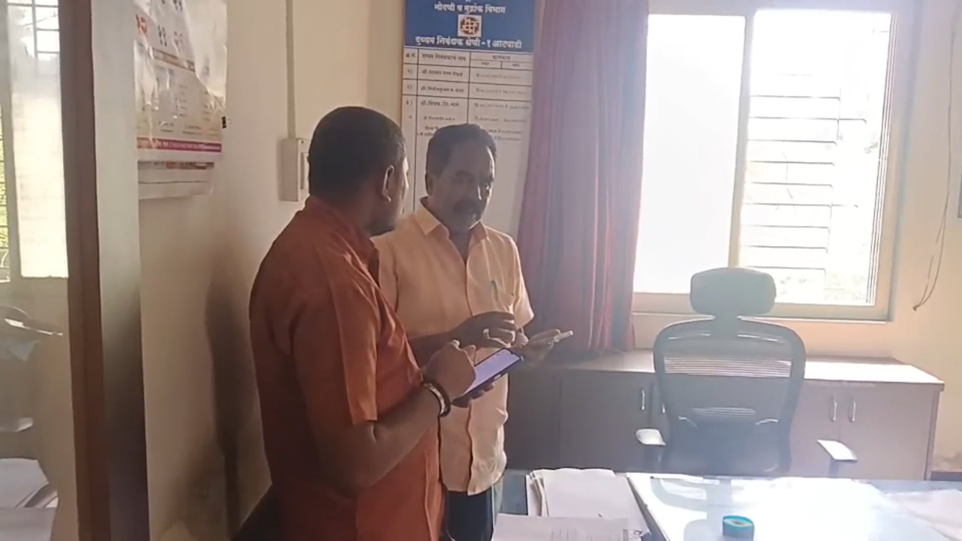  “रोज नवा निबंधक, शेतकऱ्यांच्या दस्त नोंदणीत त्रुटींचा खेळ? आटपाडी कार्यालयाच्या कारभारावर गंभीर प्रश्न!”