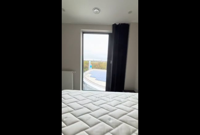 Double room in modern flat by Kew Bridge Main Photo