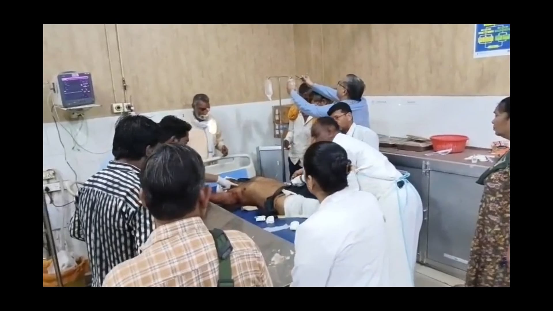टाइटल,, अज्ञात वाहन ने युवक में मारी टक्कर हालत गंभीर आगरा रेफर 