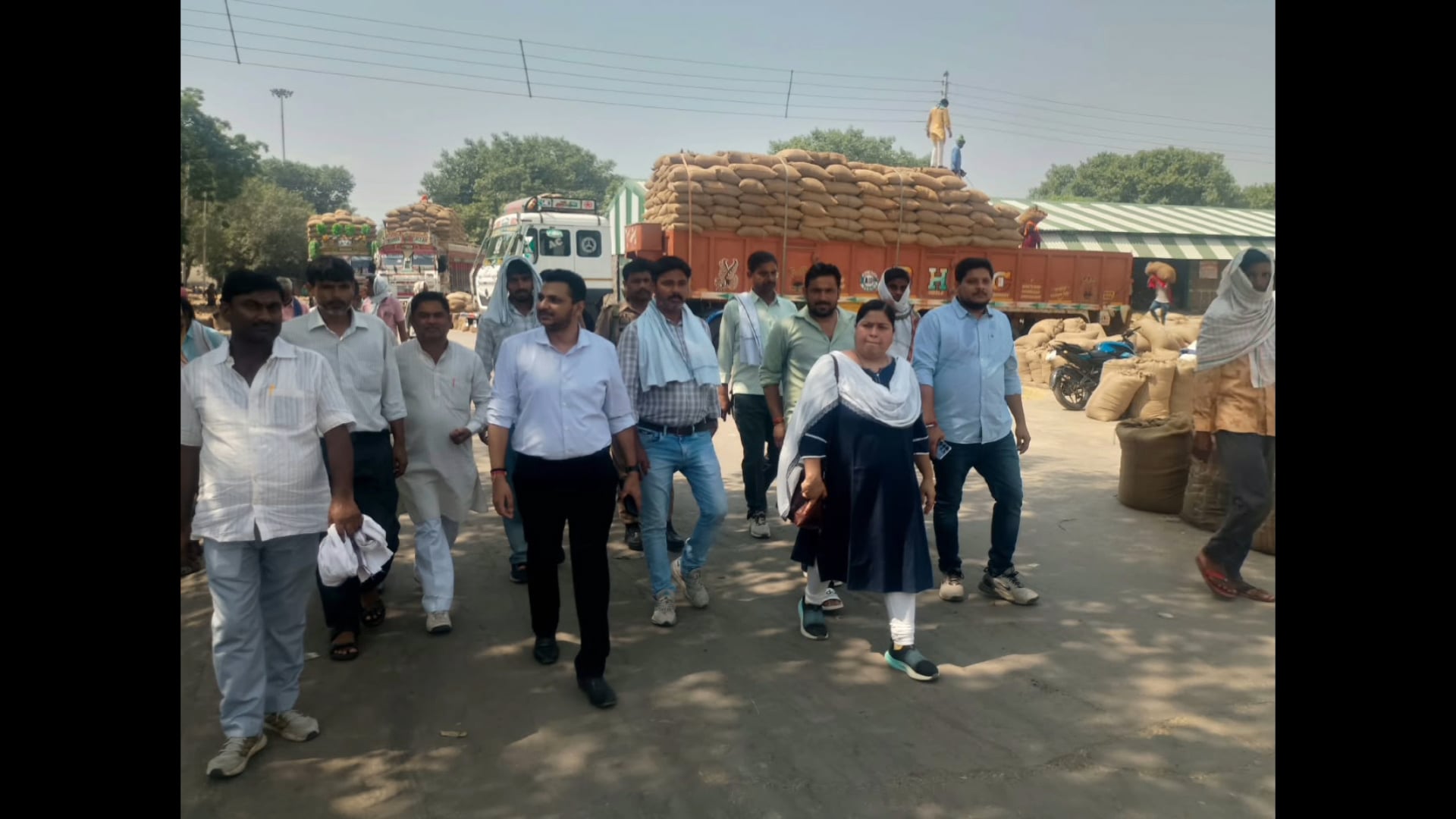 नगर मजिस्ट्रेट अनुपम कुमार मिश्रा द्वारा धान की लगातार आवक