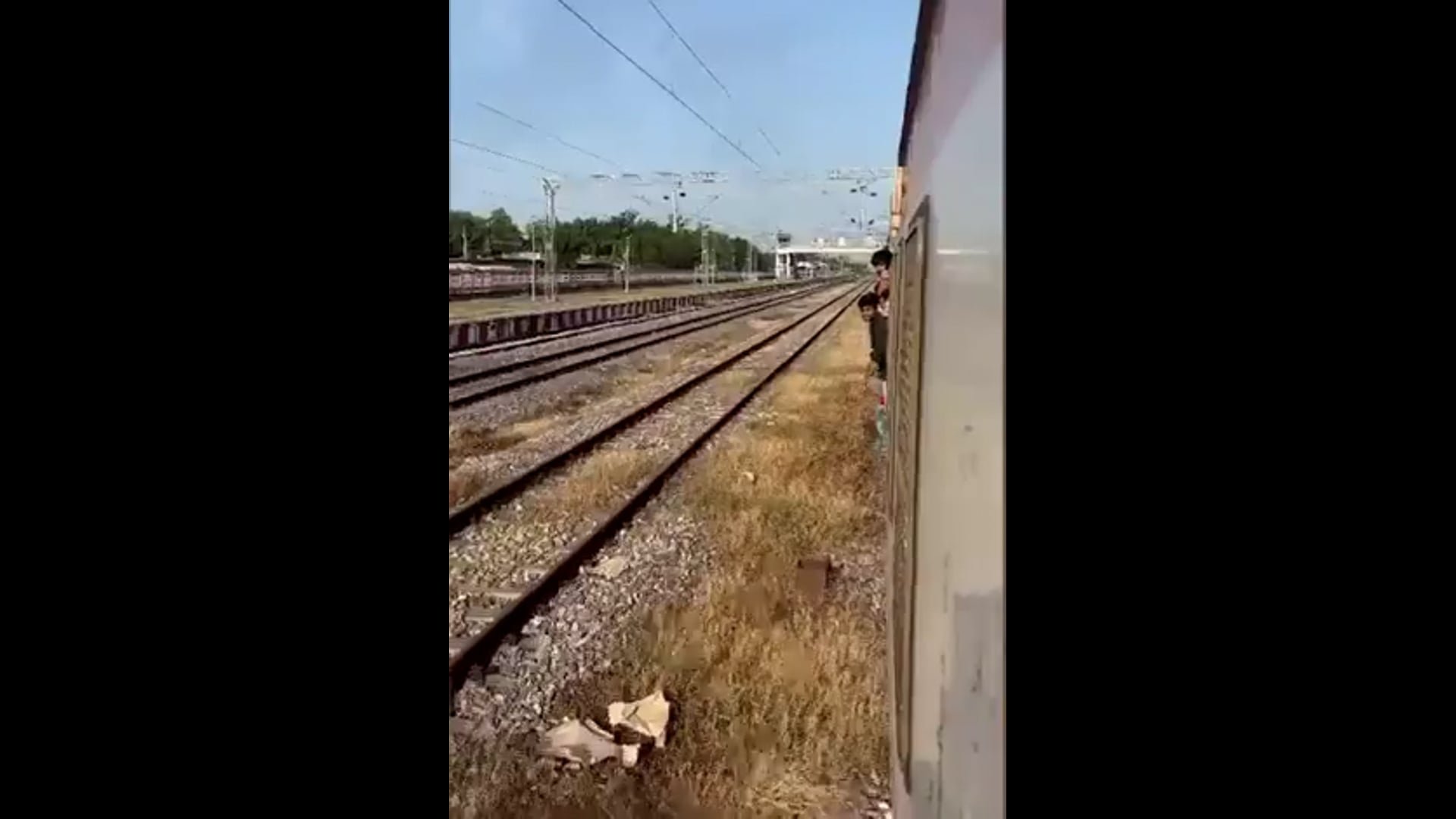 बाराबंकी क्या रसौली स्टेशन पर लखनऊ अयोध्या ट्रेन में रेलवे विभाग द्वारा चेकिंग के दौरान चलती ट्रेन से कूदे बे टिकट यात्री,कई यात्री टॉयलेट में छिपे, 371 दबोचे गए TTE और अधिकारियों को देखते ही कूदे यात्री,बेटिकट यात्रियों को पकड़कर लखनऊ ले जाया गया।