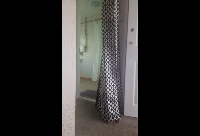 Spacious Upstairs Room in quite house Main Photo