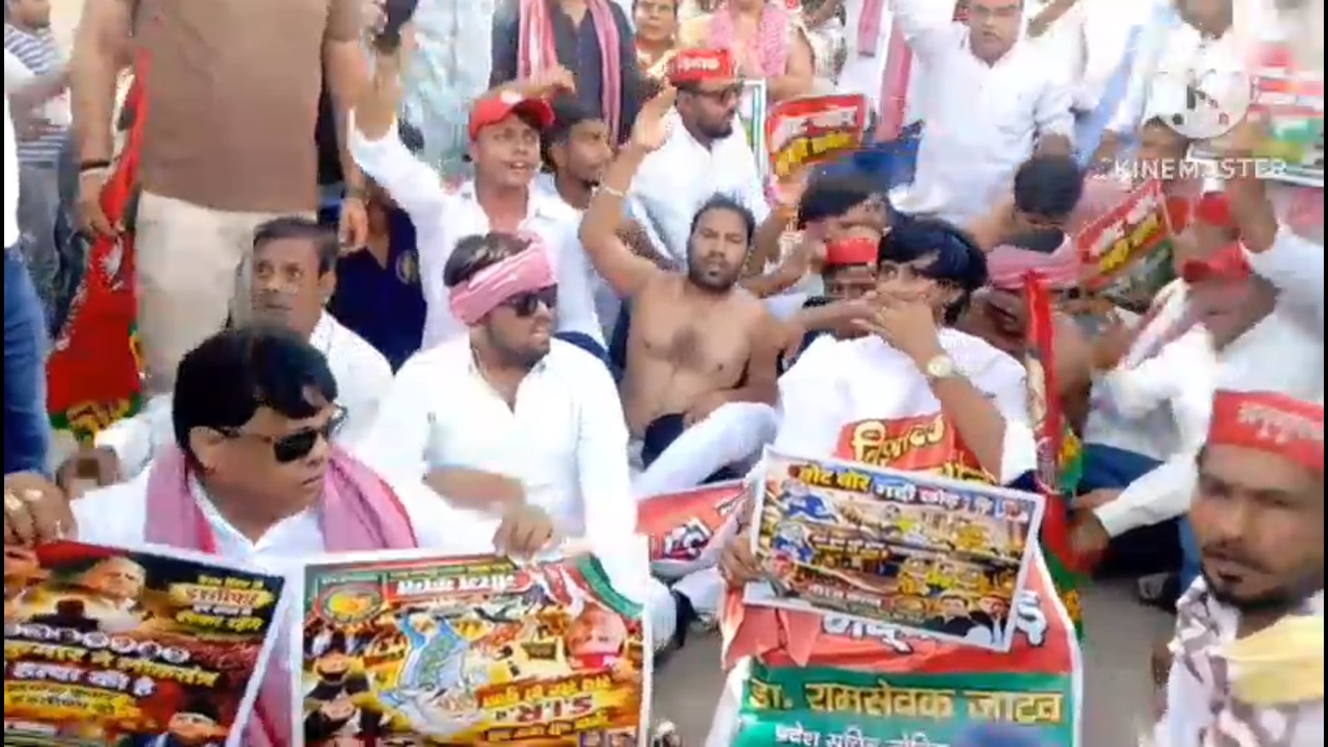 आगरा जिला मुख्यालय पर हजारों की तादात में सपा कार्यकर्ताओं ने प्रदर्शन किया वोट चोर वोट चोर  के नारे के साथ गद्दी छोड़ो 