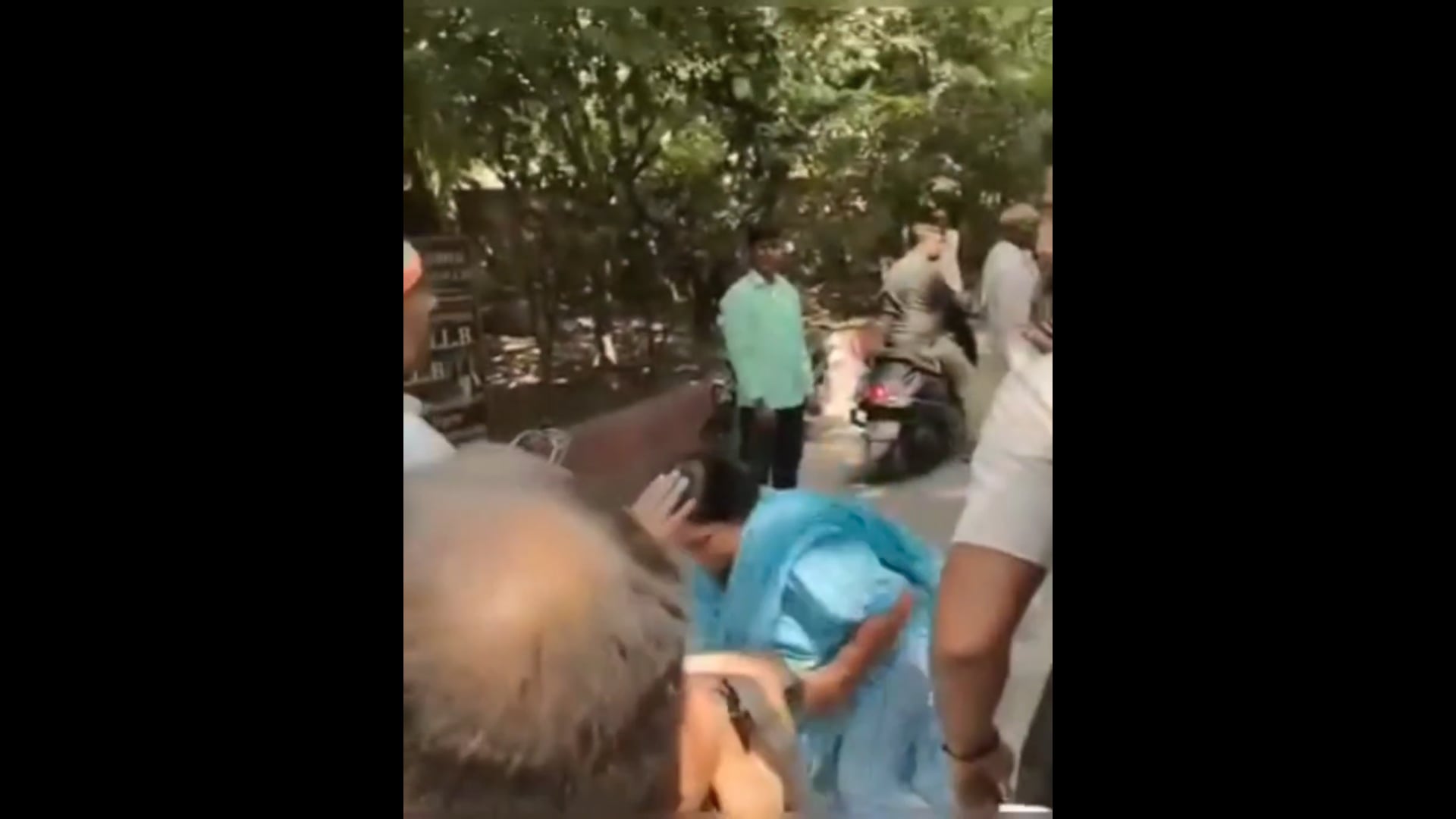 मथुरा में कांग्रेस के प्रदर्शन के दौरान महिला कांग्रेस कार्यकर्ताओं से ही की बदतमीजी कांग्रेसियों ने 