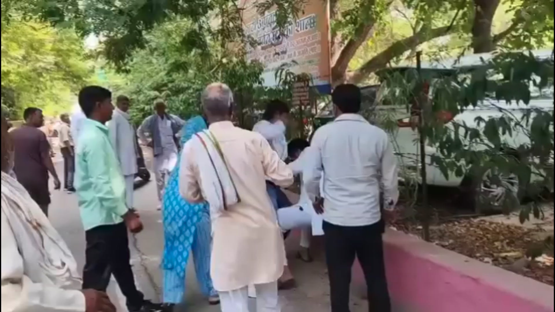  कांग्रेस के प्रदर्शन के दौरान कलेक्ट्रेट पर दो पक्ष आपस में भिड़े जमकर चले लात घूंसे चप्पल 