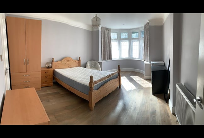 Spacious Furnished Double Bedroom with En-Suite Main Photo