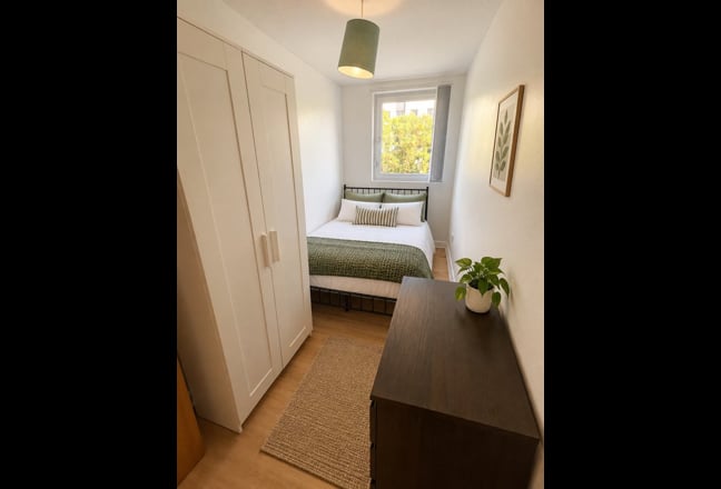 🏡 Spacious 3-Bedroom Flat | Bills Included Main Photo