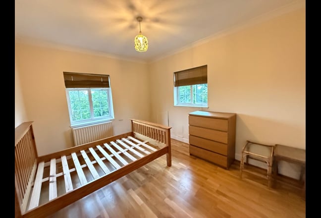 * Whole 2 bed TOP floor flat near tube stn *  Main Photo