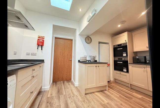 🌟 Stunning 4 Bedroom Refurbished HMO – High-Spec  Main Photo