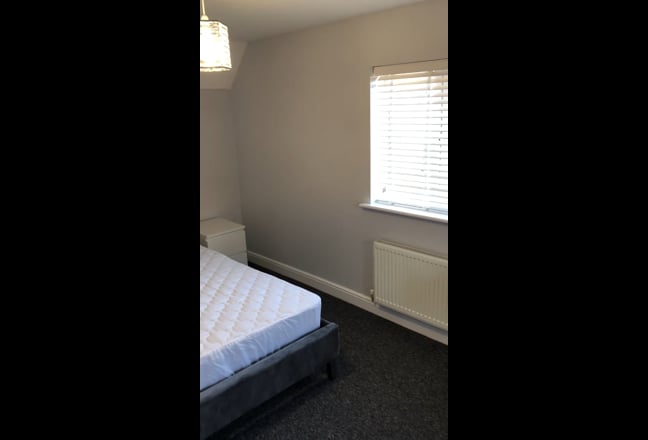 *En-Suite Top Floor & Large Furnished Room* Main Photo
