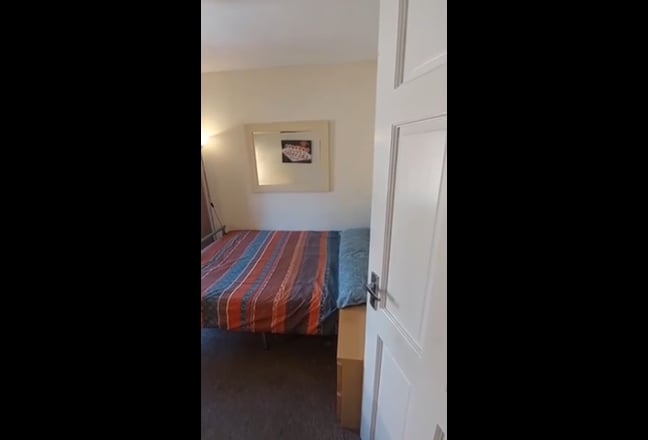 5Mins Birchwood Business Park Fab Room, Fast  Wifi Main Photo