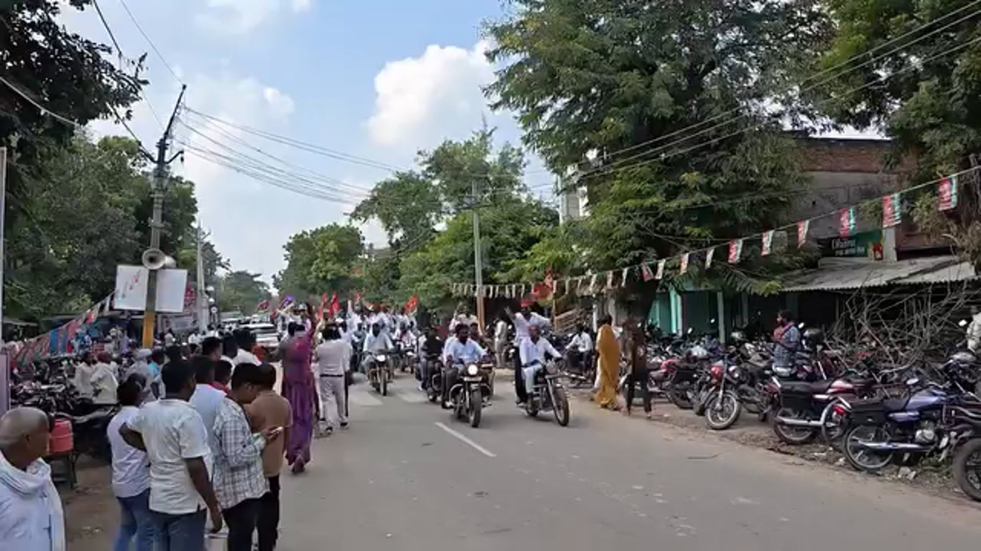 अम्बेडकर नगर आलापुर विधानसभा क्षेत्र के रामनगर में मोटरसाइकिल से स्वागत के साथ कार्यक्रम स्थल पर पहुंचे धर्मेंद्र यादव