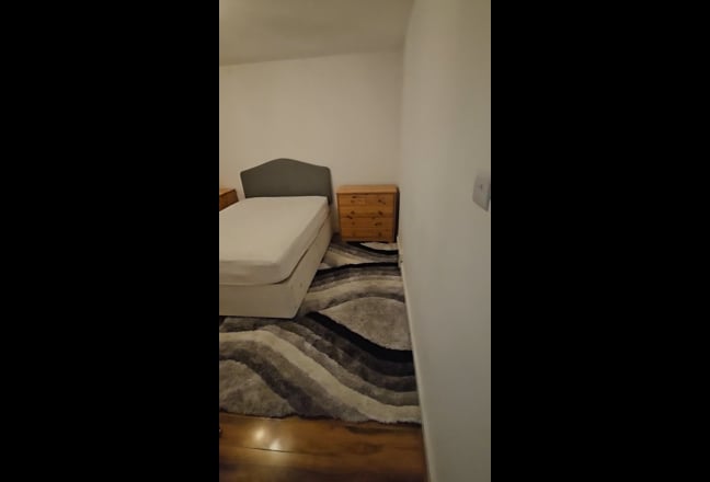 Warm & cosy bedroom in a clean/laid back home Main Photo