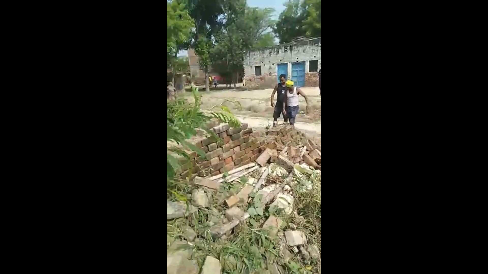 महेशगंज में दबंगई का आरोप, युवक की दीवार गिराने और मारपीट की धमकी देने की शिकायत#latest_news 