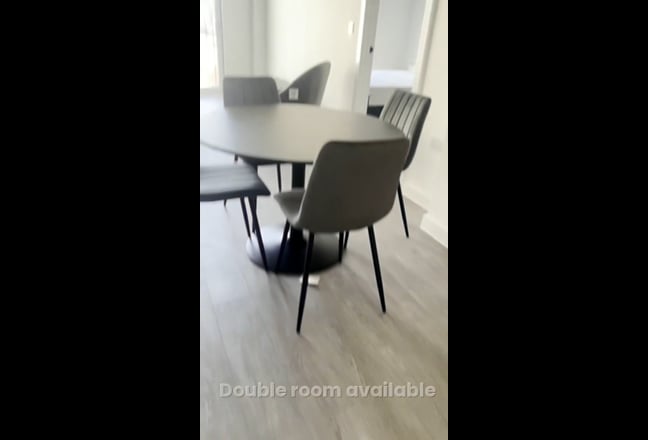 Spacious Double Bedroom with Bathroom Available Main Photo