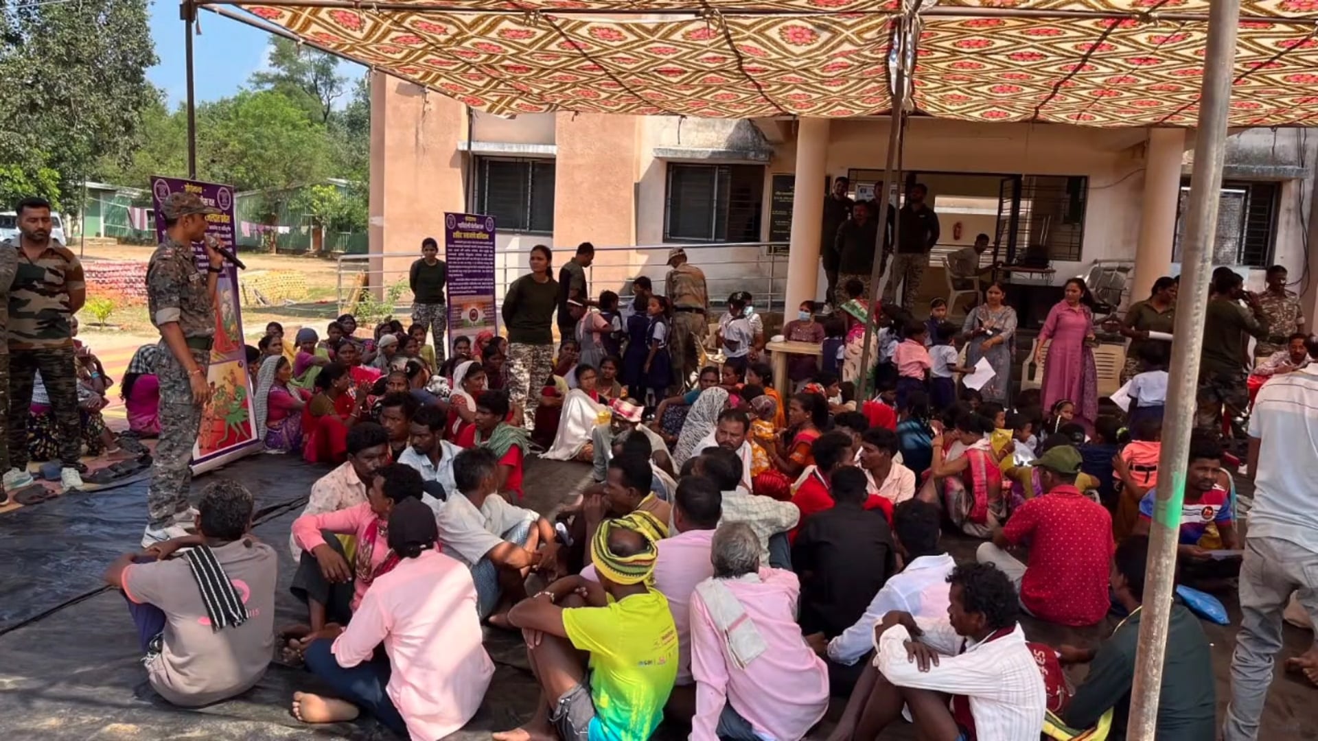 गडचिरोली पुलिस दल की पहल: कटेझरी में स्वास्थ्य शिविर, 122 नागरिकों की हुई निःशुल्क जांच
विशेषज्ञ डॉक्टरों की टीम ने की स्वास्थ्य जांच, जरूरतमंदों को बांटी गईं मुफ्त दवाइयां; शहीद जवानों के बलिदान और C-60 जवानों के शौर्य की दी गई जानकारी