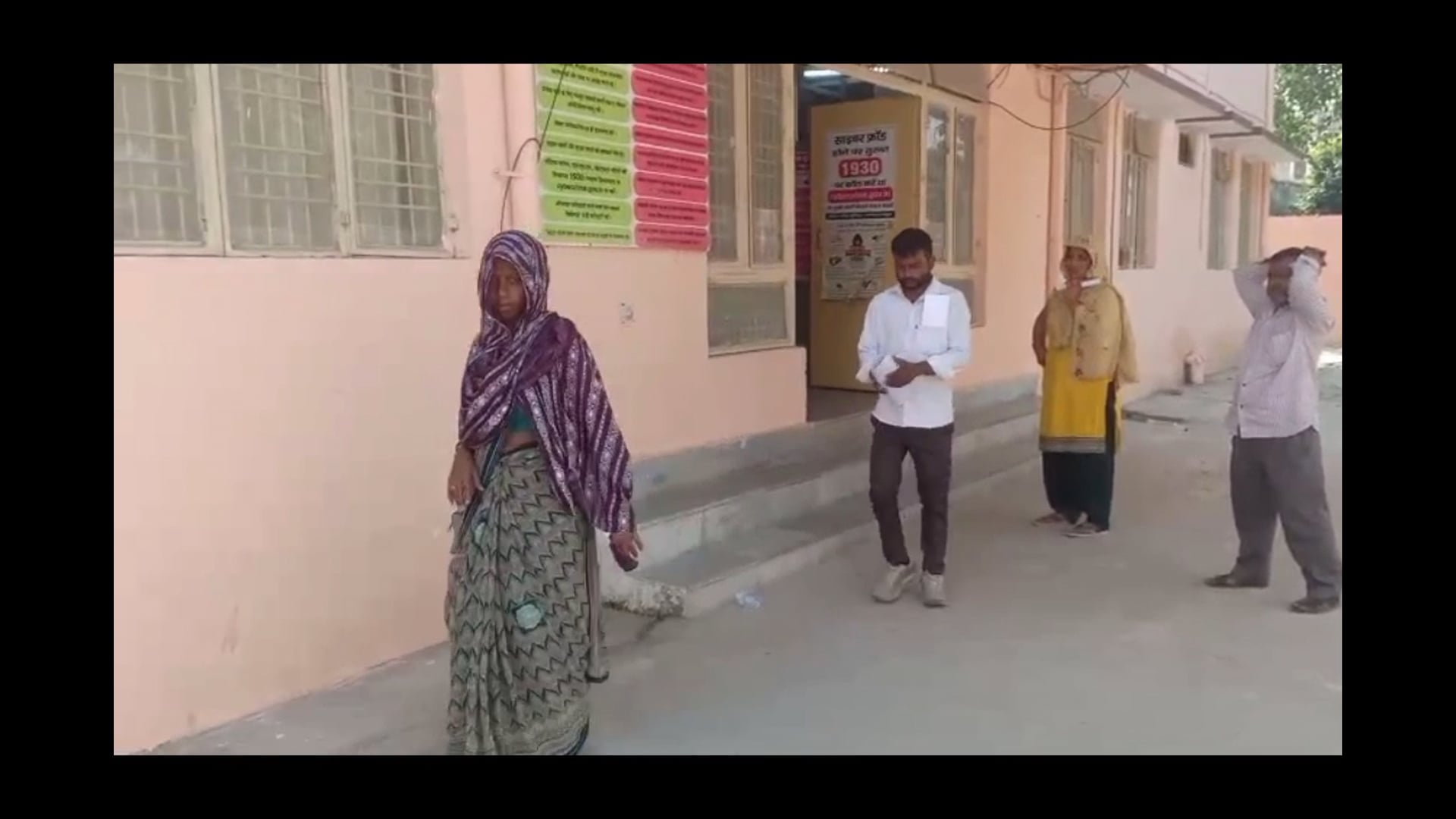 मरी मुर्गियां खेत में डालने का आरोप, विरोध पर महिला को धमकी; कप्तान से लगाई गुहार