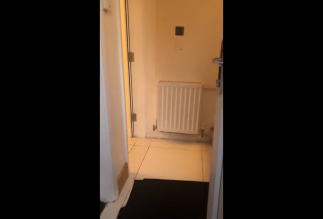 2 rooms OR Studio  with  shower/ kitchen available Main Photo