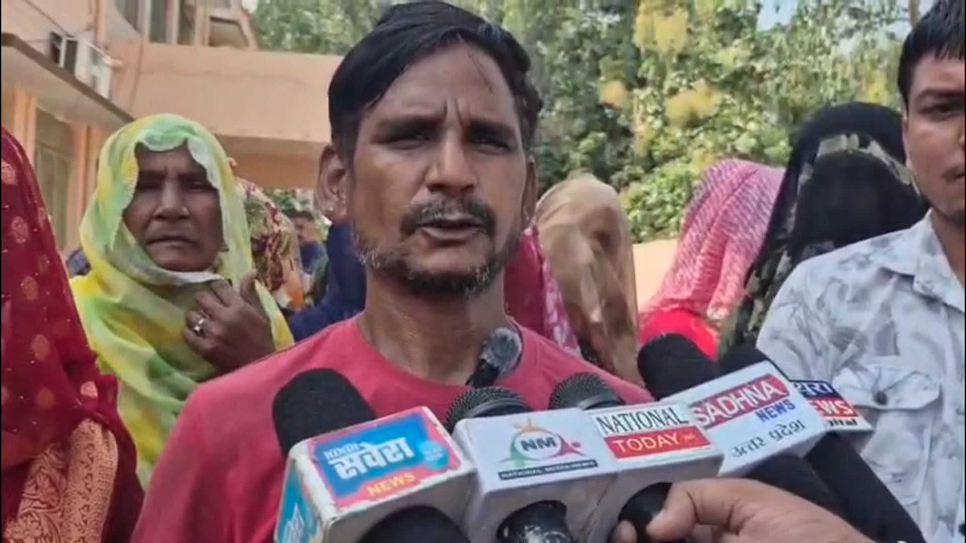 शराब पीने के बहाने बुलाया ठेके पर फिर नहीं लौटा घर तो परिजन पहुंचे एसपी कार्यालय मथुरा