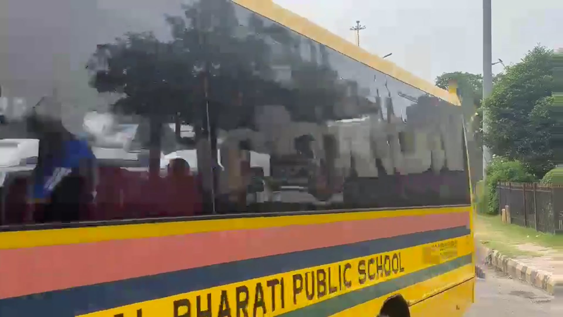 🆕️ दिल्ली ब्रेकिंग...

सीजेपी प्रोटेस्ट के मद्देनजर दिल्ली के बॉर्डर ट्रिपल लेयर सिक्योरिटी से लैस हैं...
लोहे के साथ साथ कंक्रीट के बैरिकेड भी लगाए गए है
भारतीय किसान यूनियन ने प्रोटेस्ट को सपोर्ट किया है जिसके कार्यकर्ता इस रास्ते से दिल्ली में दाखिल हो सकते हैं

बॉर्डर पर एक तरफ नोएडा पुलिस तो दूसरी तरफ दिल्ली पुलिस और पैरा मिलिट्री तैनात है