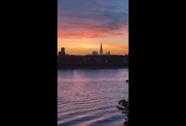 Double Room in Flat with Stunning River Views Main Photo