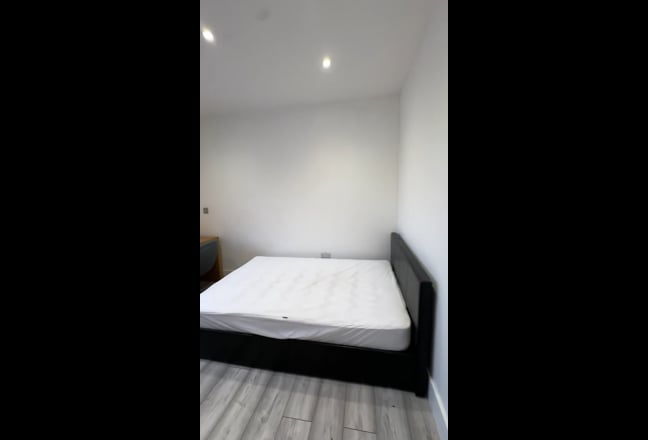 Spacious En-Suite Room Camden from &pound;300 per week Main Photo