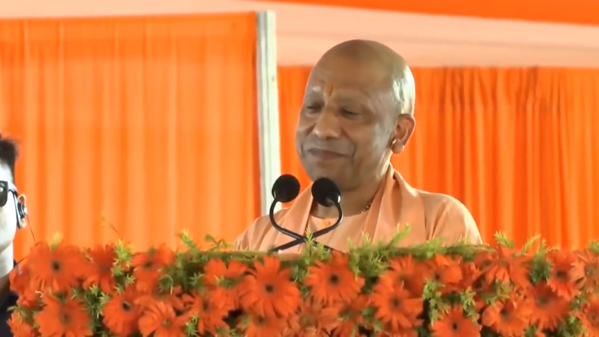 मुख्यमंत्री योगी आदित्यनाथ ने समाजवादी पार्टी के प्रमुख और पूर्व मुख्यमंत्री अखिलेश यादव को ललकारा है। "हम अयोध्या से नामांकन करते हैं,  आप भी नामांकन करिए. आमने-सामने लड़ाई लड़ी जाए...लड़ाई चेलों से नहीं सीधे आप से होगी देखते कितना दम है।"