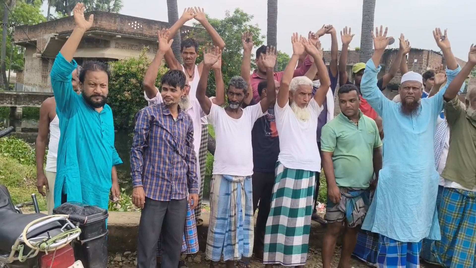 धोबकट्टा बांध की खुदाई नहीं होने से 400 बीघा खेत प्रभावित, किसानों पर संकट।