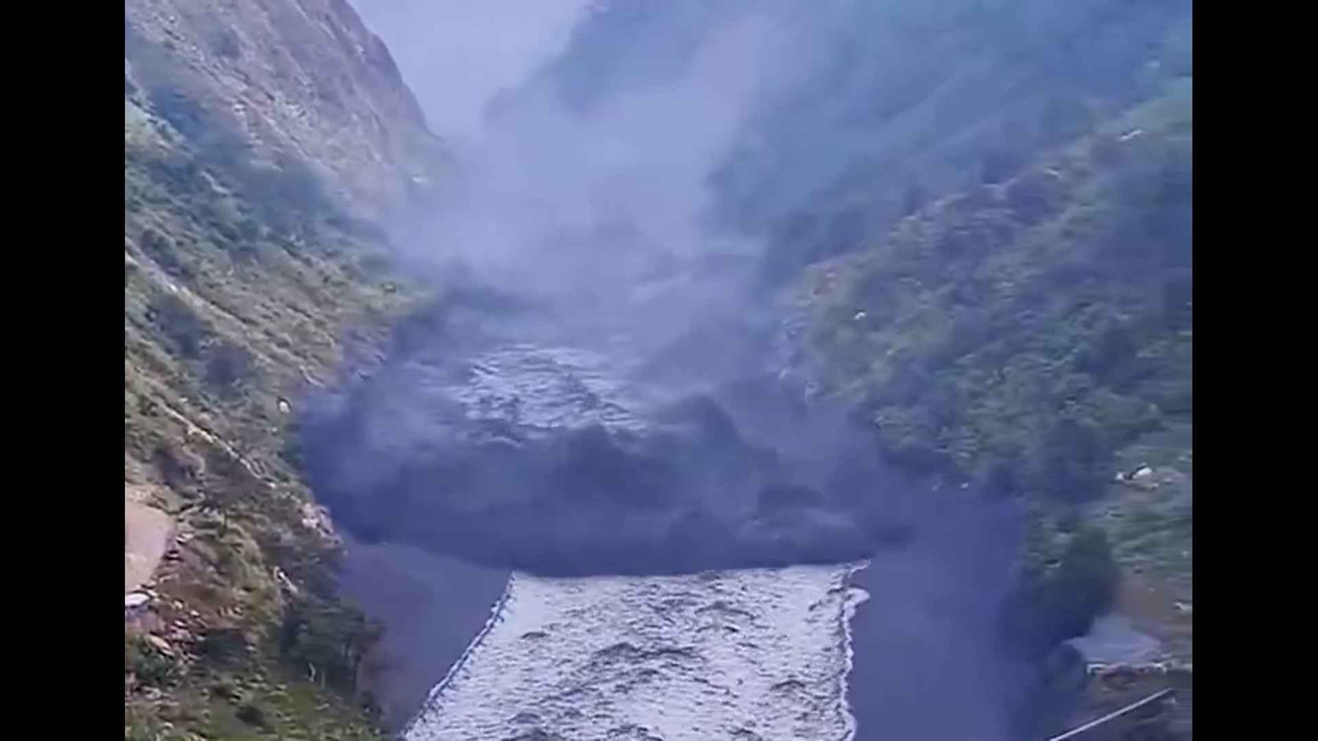 🆕️ नेपाल ब्रेकिंग....

नेपाल में बूढ़ी गंडकी नदी ने फिर मचाई तबाही...
उफनती नदी का विकराल रूप देखकर दहशत में लोग...
बाढ़ में 20 से ज्यादा मकान बह गए...
सरकार ने अलर्ट जारी कर लोगों से सुरक्षित स्थानों और ऊंचे इलाकों में जाने की अपील की