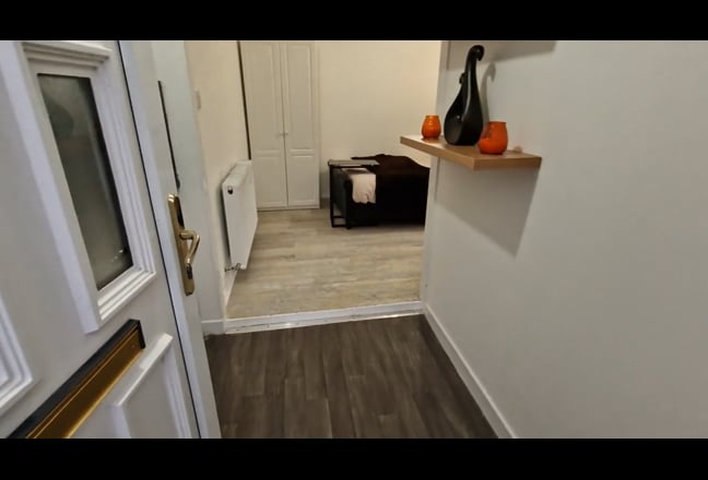 Studio 500m Subway,all  bills inc,private garden Main Photo