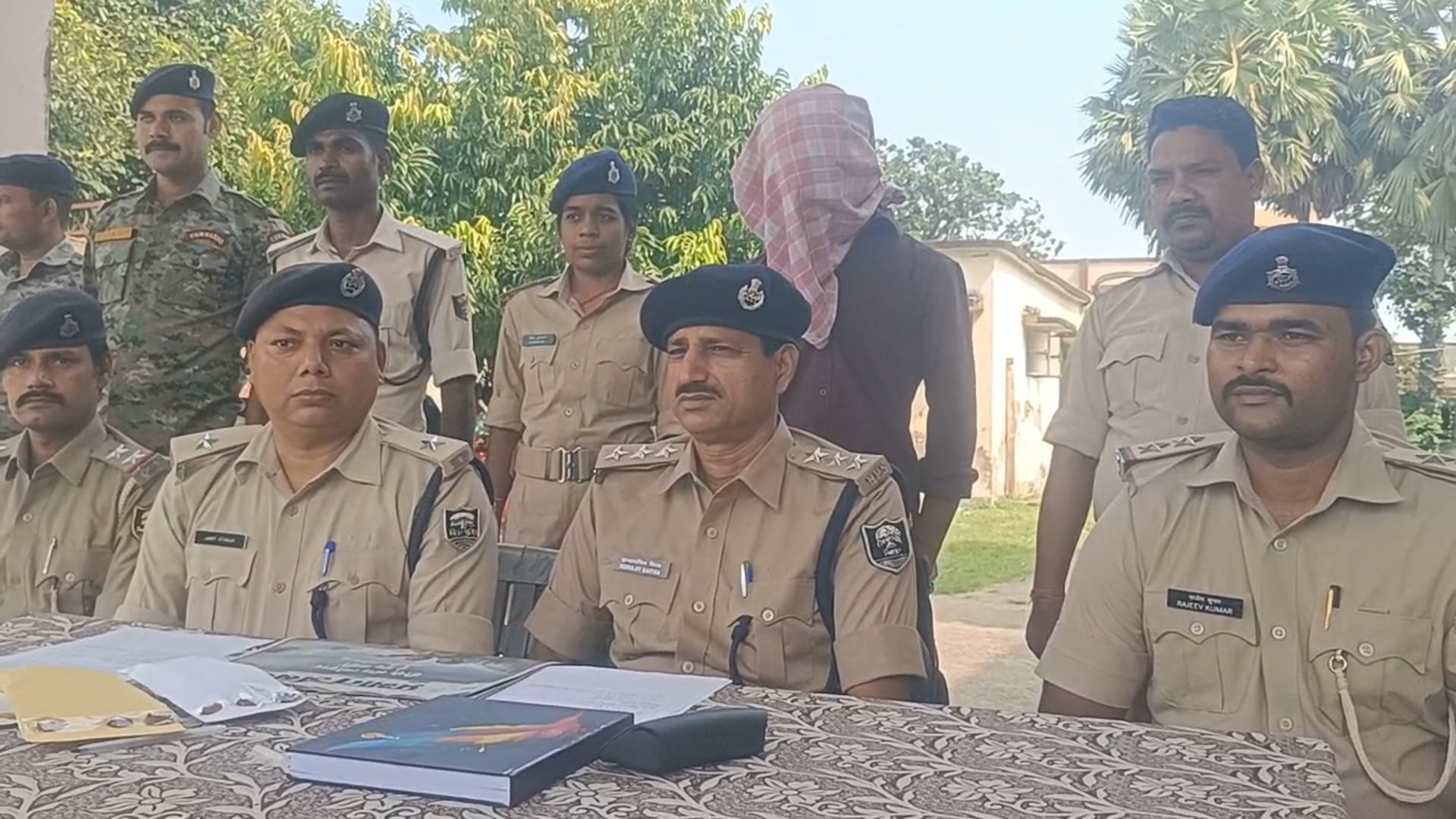 धोरैया पुलिस ने पोठिया स्थित शीतला मंदिर में छापामारी कर 12.44 ग्राम ब्राउन शुगर के साथ एक कारोबारी को किया गिरफ्तार