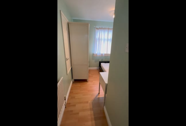 Double room in 2 bedroom house Main Photo