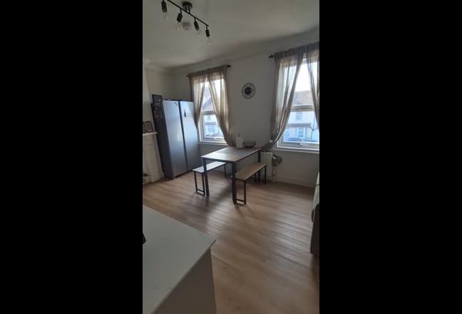 Double room in Newly Renovated flat  Main Photo