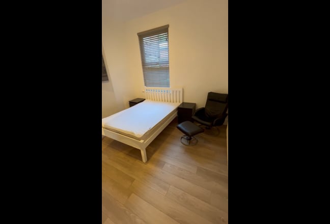 LARGE ROOM 5mins from city 500 inc all bills  Main Photo